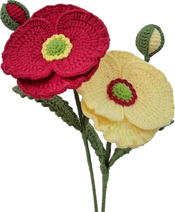 Deux coquelicots réalisés au crochet, l’un rouge, l’autre jaune, et un bouton encore fermé